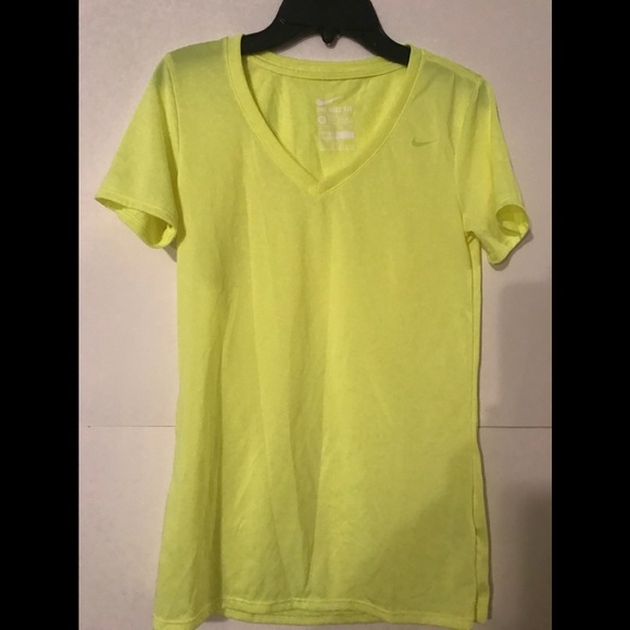 The Nike Tee Athletic Cut Dri-Fit - Picture 3 of 3